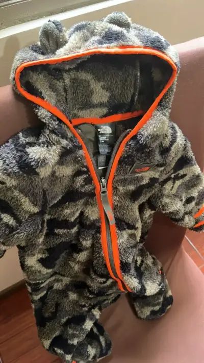 Enterito North Face talla 6 a 12 meses - miniatura 2