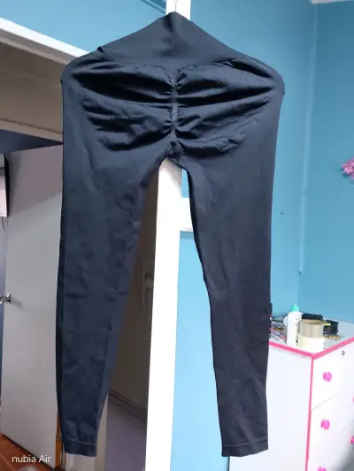 Leggings negros con fruncido posterior - miniatura 1