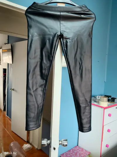 Leggings de cuero sintético negro para mujer - miniatura 1
