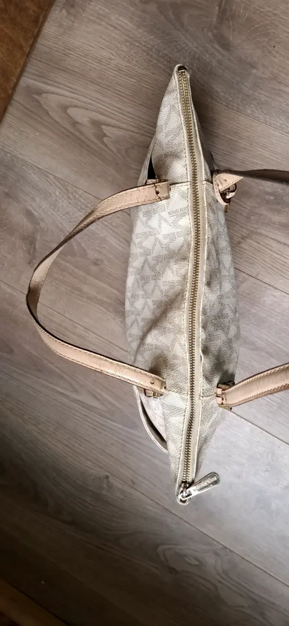 Bolso de mano beige con diseño elegante - 2
