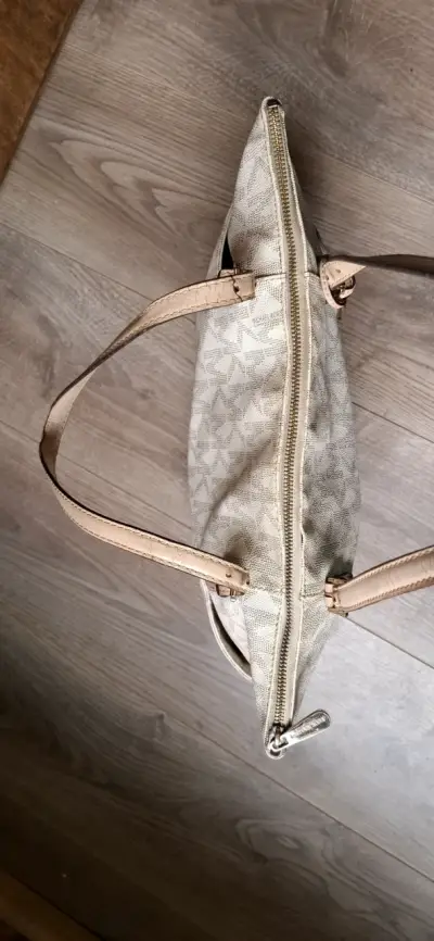 Bolso de mano beige con diseño elegante - miniatura 2