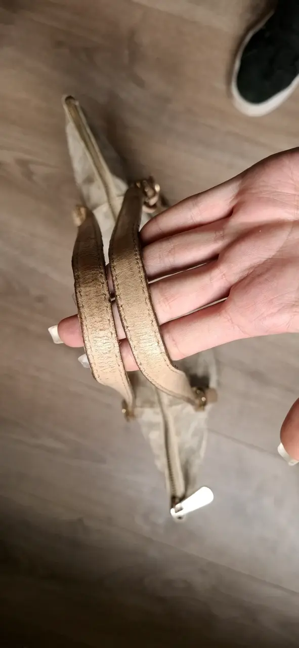 Bolso de mano beige con diseño elegante - 3