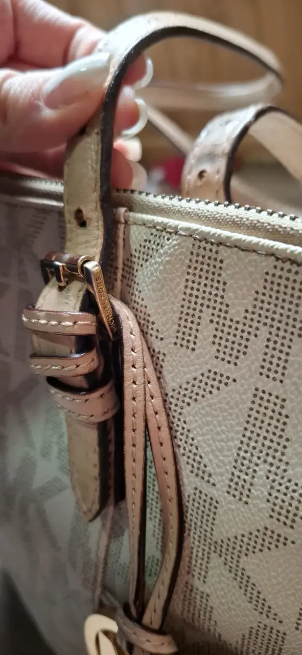 Bolso de mano beige con diseño elegante - 4