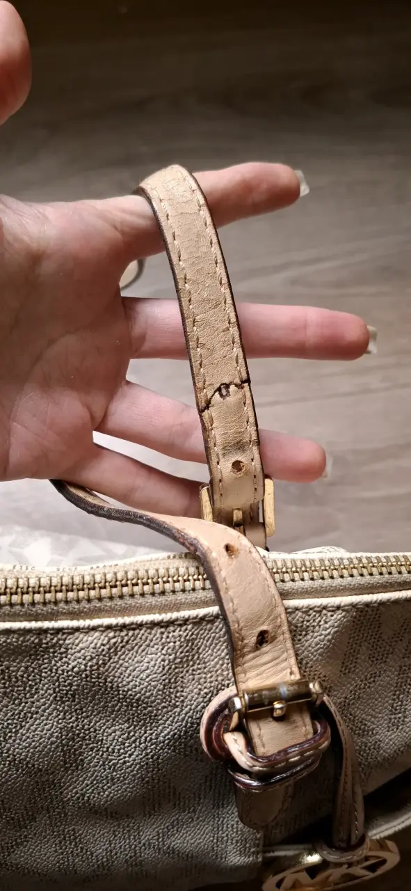 Bolso de mano beige con diseño elegante - 6