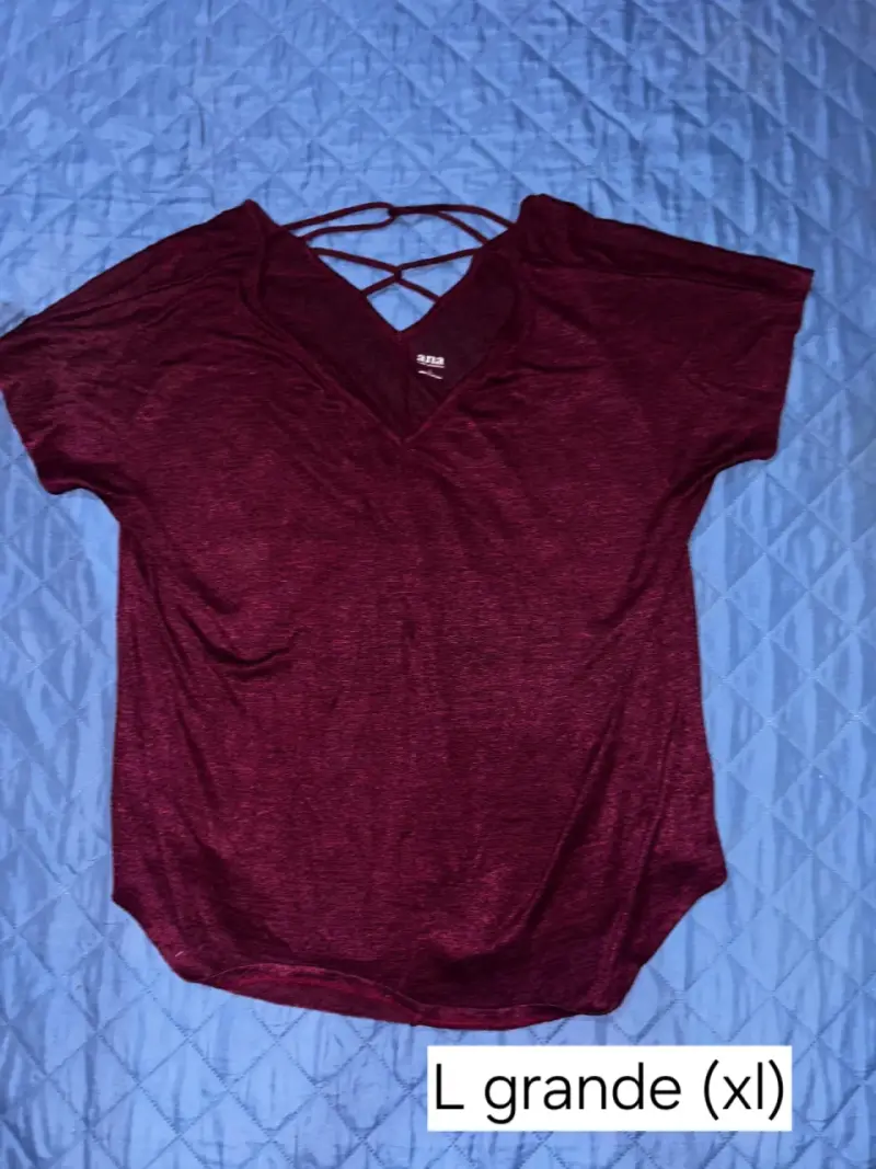 Polera burdeos con diseño cruzado en la espalda