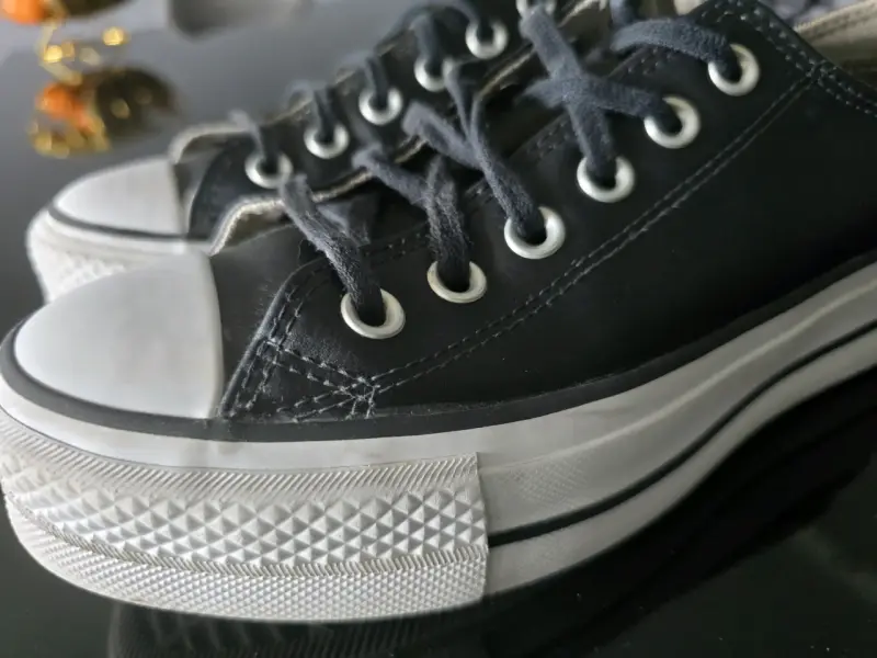 Zapatillas negras converse de cuero - 1
