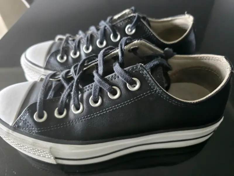 Zapatillas negras converse de cuero - 2