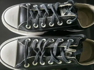 Zapatillas negras converse de cuero - miniatura 3
