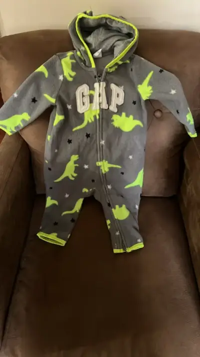 Enterito de polar para bebé GAP con dinosaurios - miniatura 1