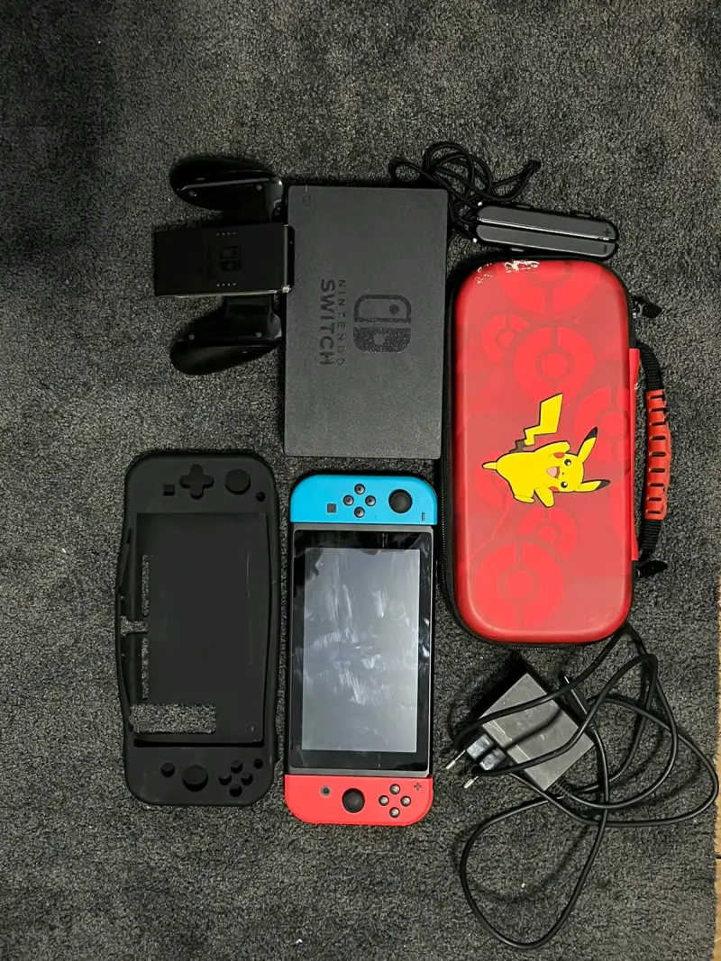 Nintendo Switch con accesorios y funda Pikachu - 2