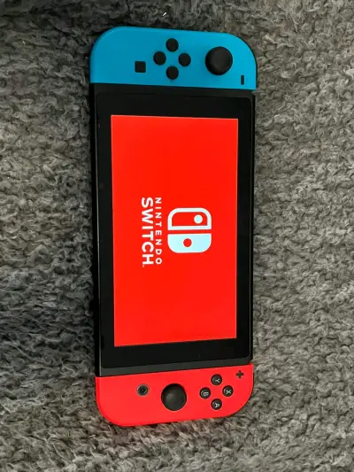 Nintendo Switch con accesorios y funda Pikachu - miniatura 3