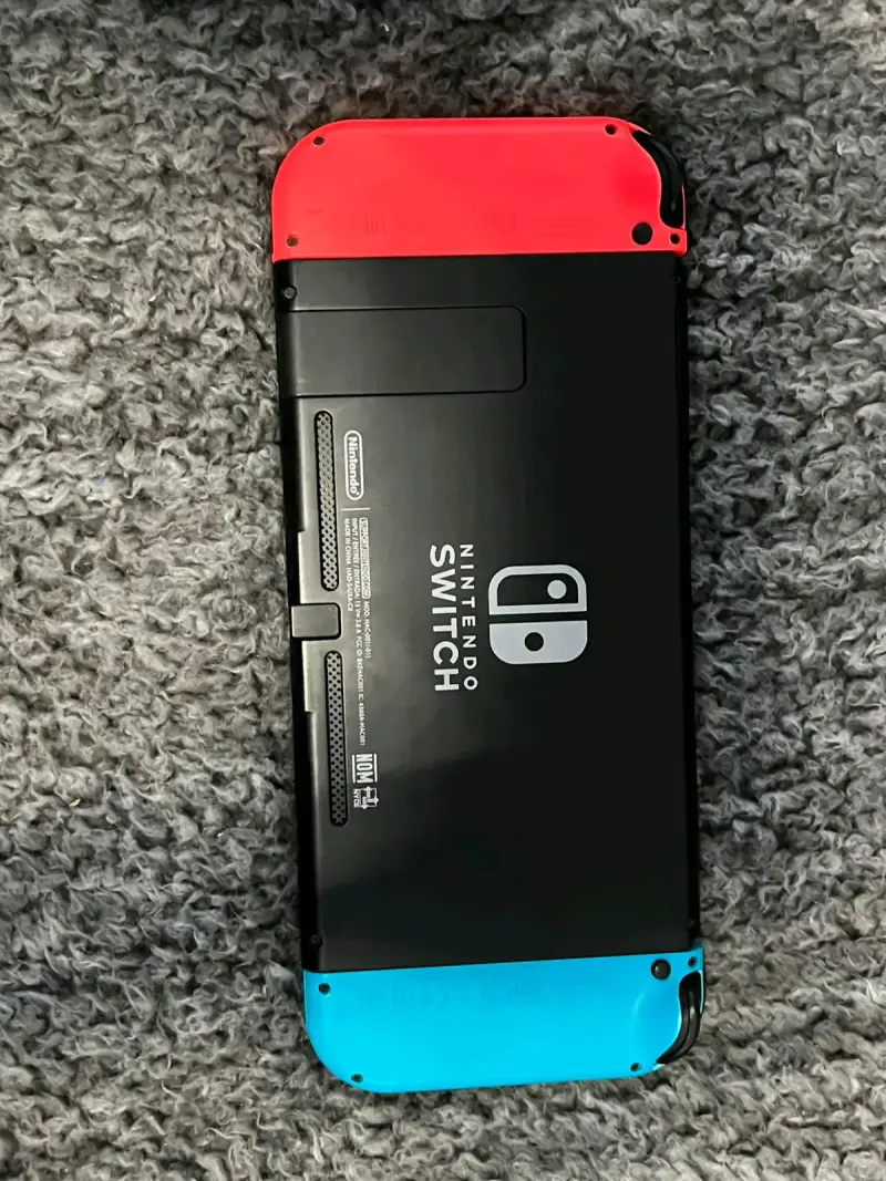 Nintendo Switch con accesorios y funda Pikachu - 4