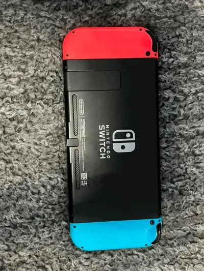 Nintendo Switch con accesorios y funda Pikachu - miniatura 4
