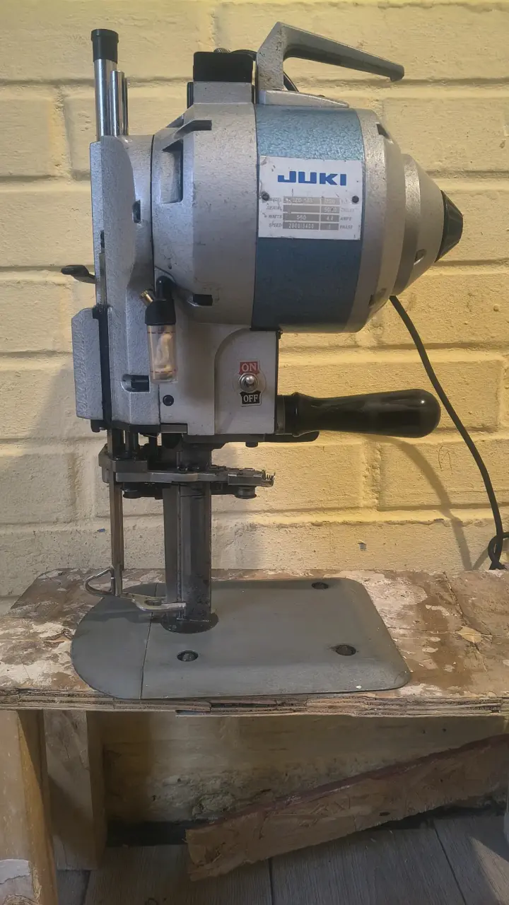 Máquina de corte industrial Juki para telas