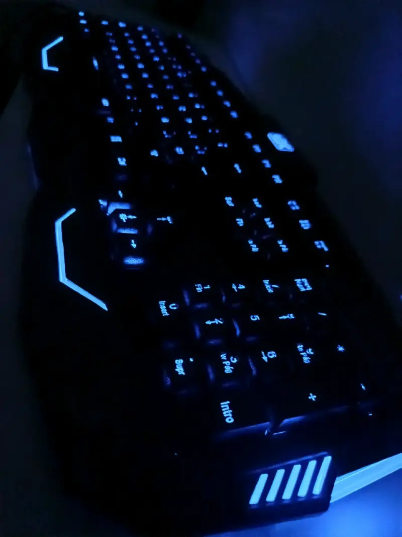 Teclado gamer USB retroiluminado - 4