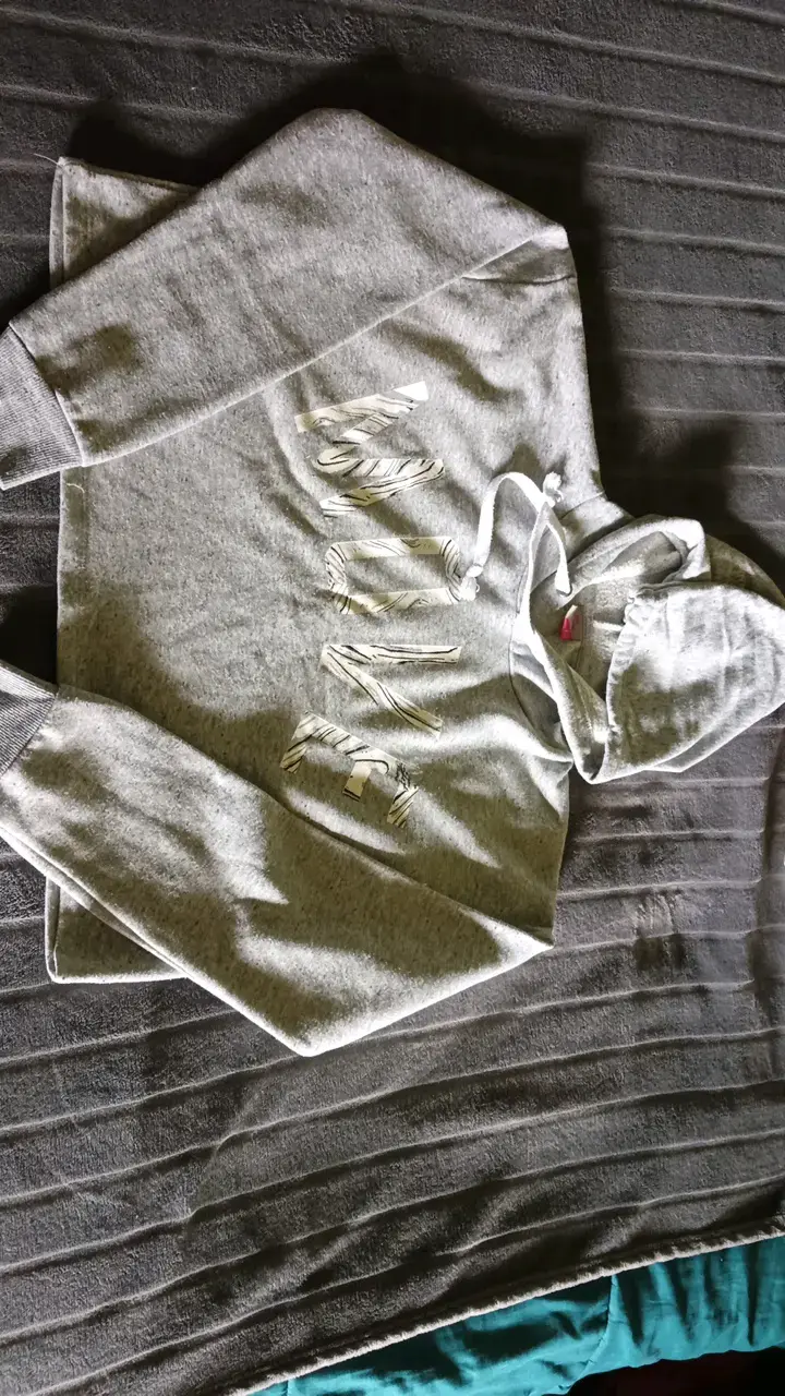Polerón gris con capucha y diseño frontal