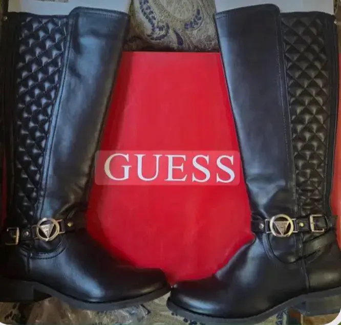 Botas largas negras Guess con diseño acolchado