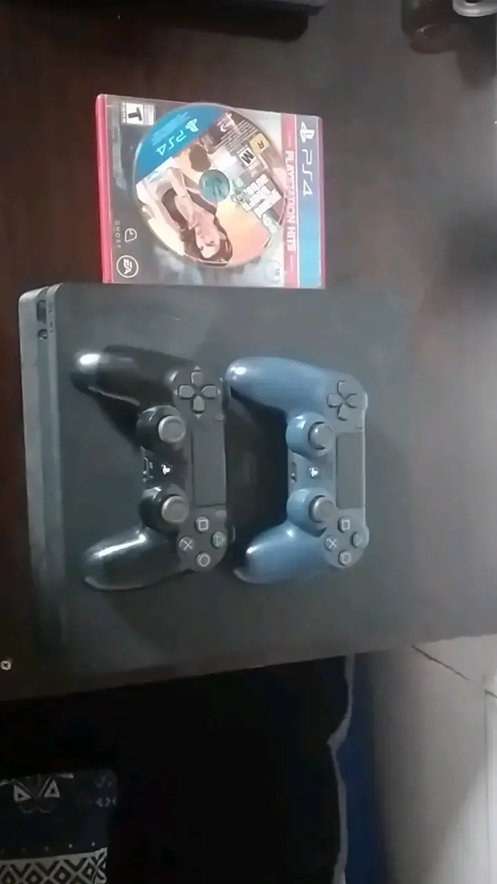 PS4 Slim 1tb + Mandos Originales + GTA V y NFS - 2