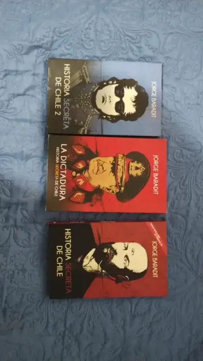 Colección de libros 'Historia Secreta de Chile' de Jorge Baradit - miniatura 1
