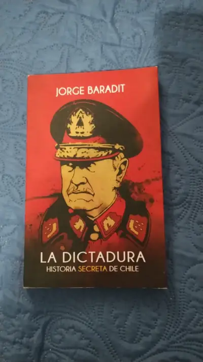 Colección de libros 'Historia Secreta de Chile' de Jorge Baradit - miniatura 3