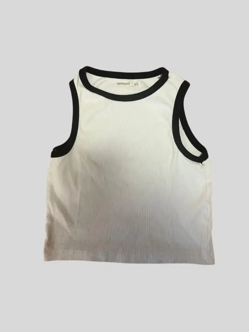 Polera sin mangas blanca con ribete negro Opposite