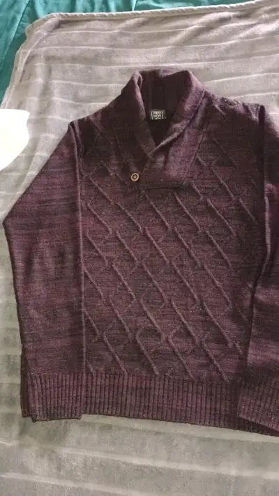 Suéter de lana burdeos con cuello alto - miniatura 1