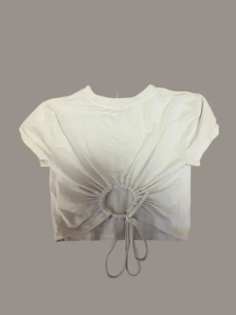 Polera blanca con diseño fruncido - 2