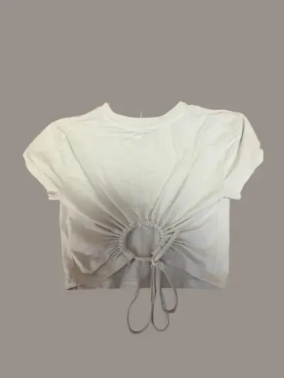 Polera blanca con diseño fruncido - miniatura 2