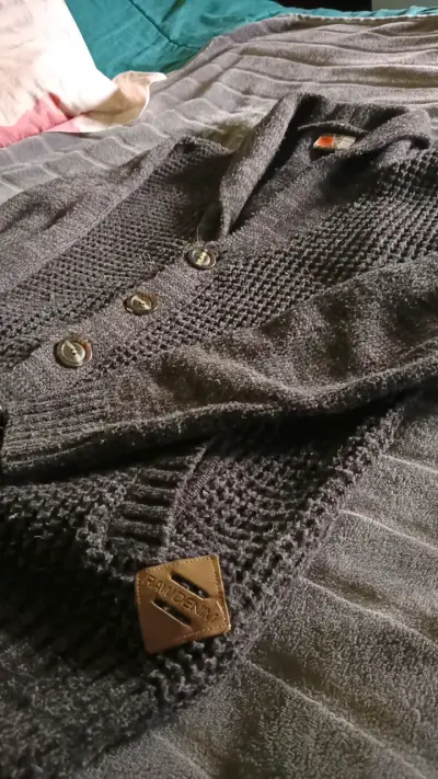 Cárdigan de punto grueso gris oscuro para hombre - miniatura 3