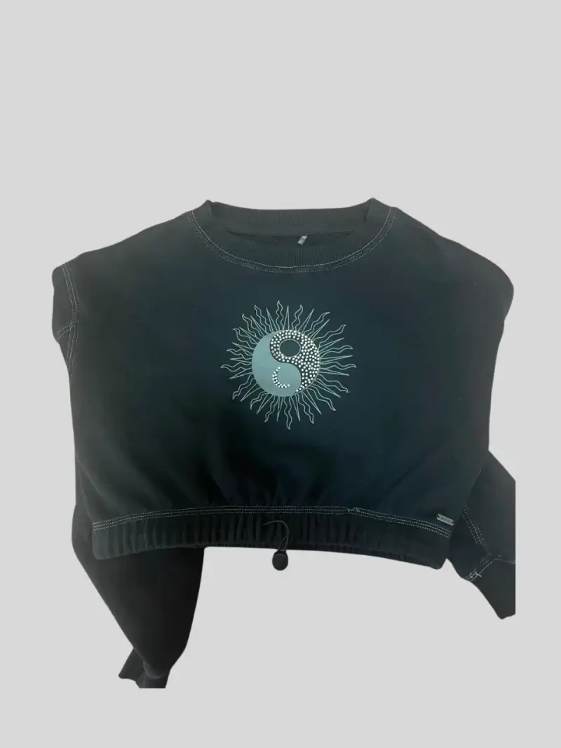 Polerón negro con diseño de yin yang