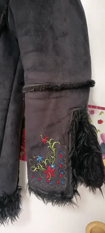Abrigo infantil negro con capucha y bordados - miniatura 2