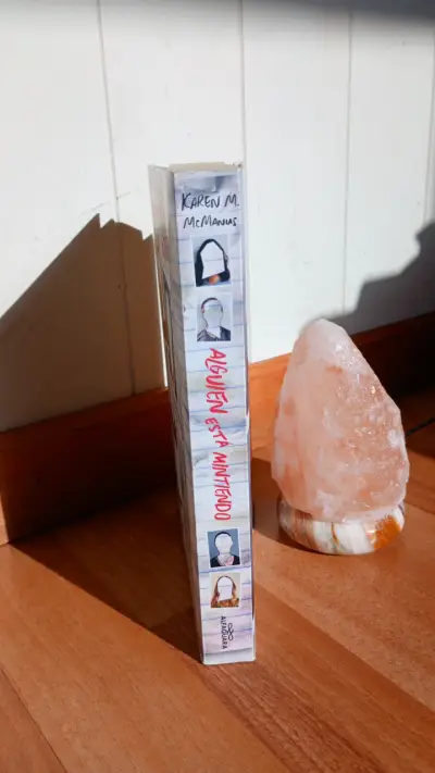 Libro 'Alguien Está Mintiendo' de Karen M. McManus - miniatura 4