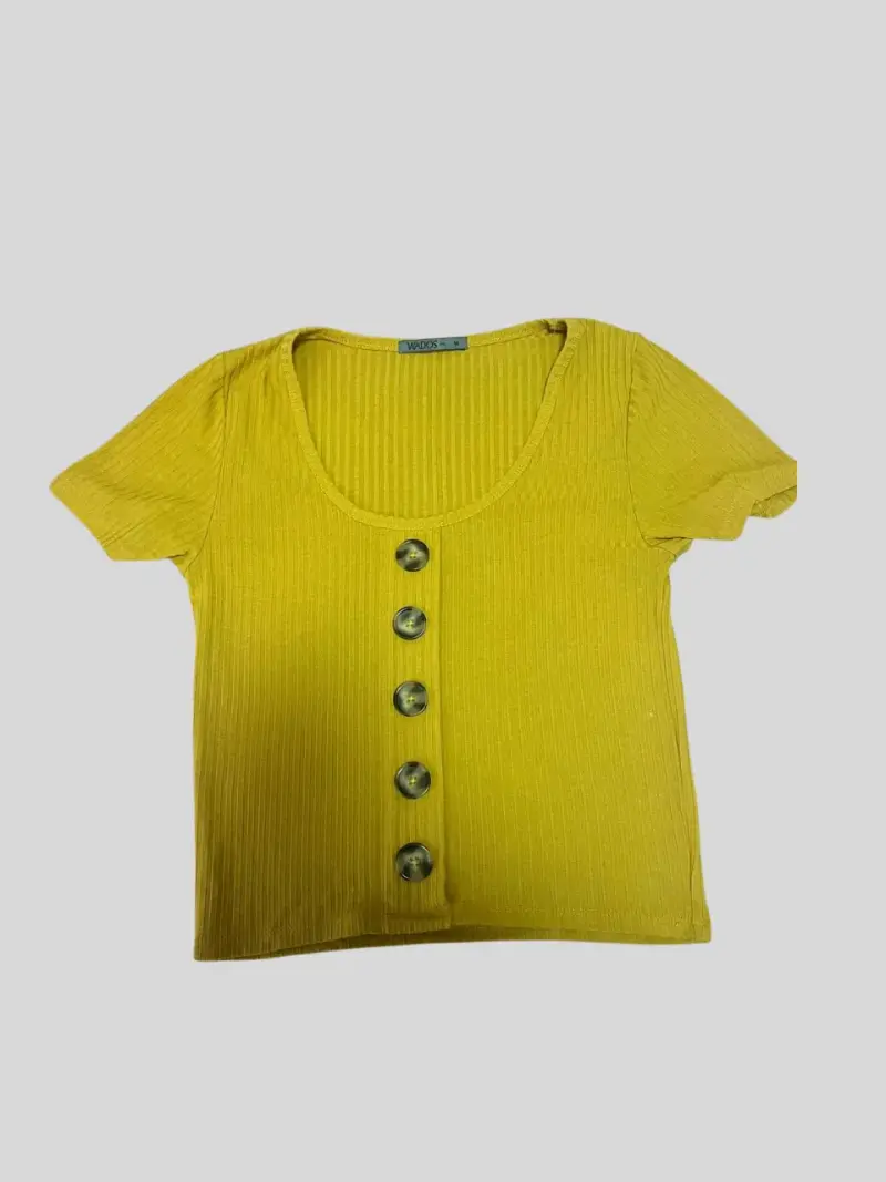 Polera amarilla con botones decorativos