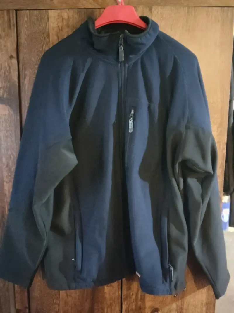 Polerón Nike azul con capucha y otros modelos .. - 2