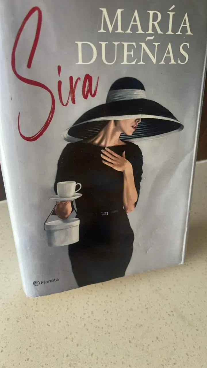 Libro 'Sira' de María Dueñas en buen estado - 1