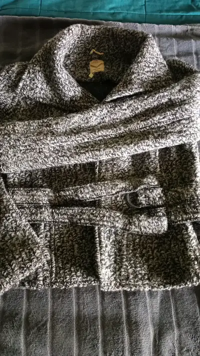 Cárdigan de punto grueso gris oscuro para hombre - miniatura 3