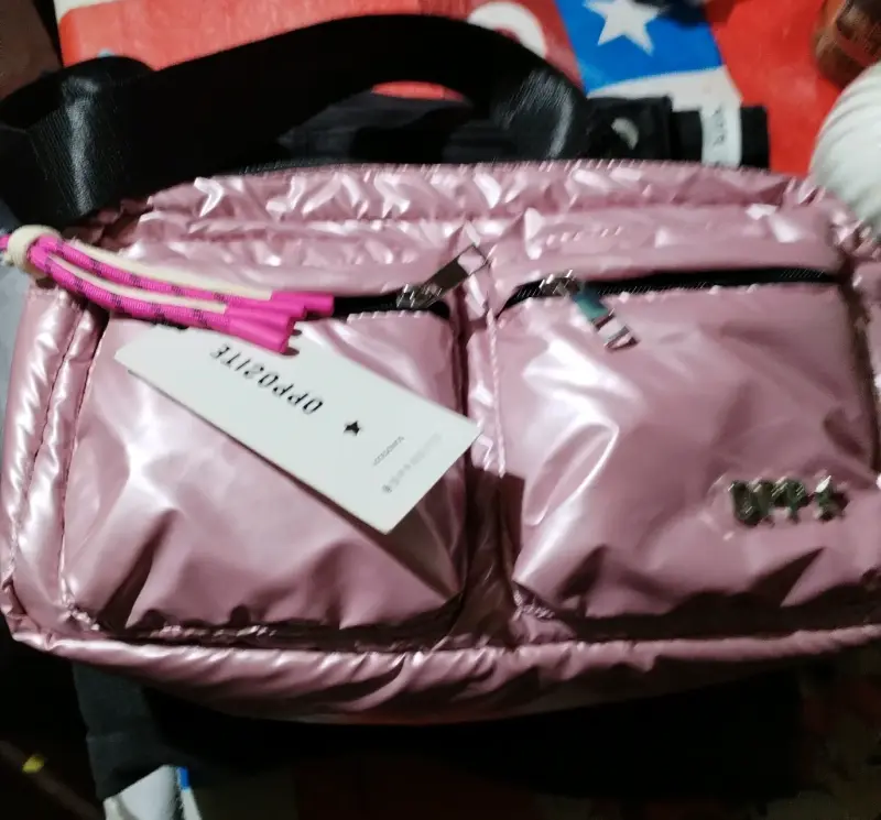 Riñonera rosa Opposite con bolsillos múltiples