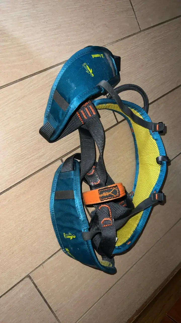 Arnés de escalada para niños azul y negro
