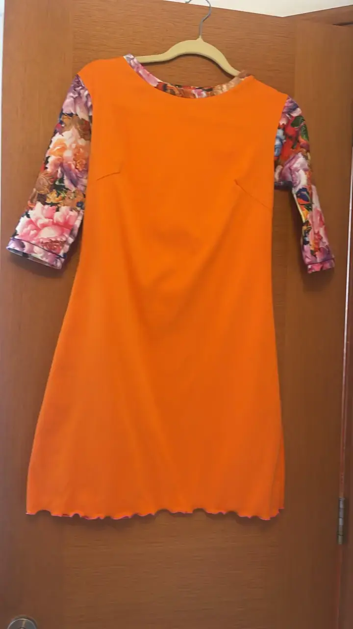 Vestido naranja con mangas florales - 1