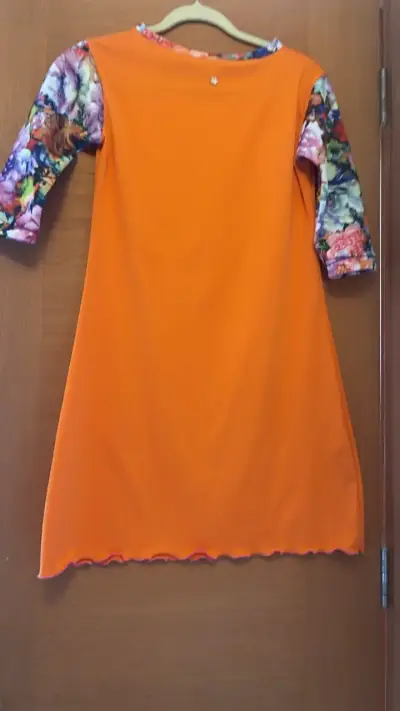 Vestido naranja con mangas florales - miniatura 2