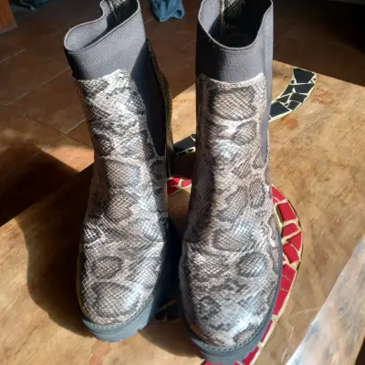 Botines de mujer con diseño de serpiente - miniatura 1