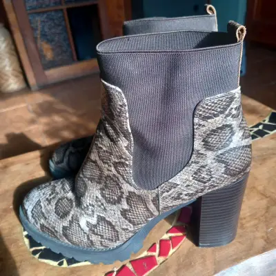 Botines de mujer con diseño de serpiente - miniatura 4