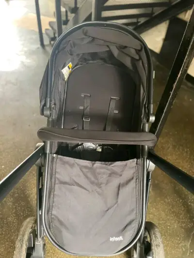 Coche de bebé Infanti negro plegable - miniatura 1
