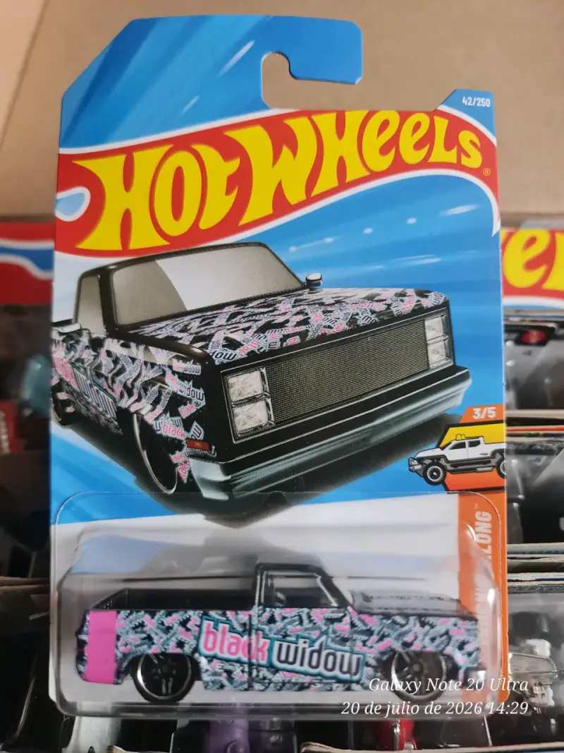 Hot Wheels camioneta Black Widow edición especial