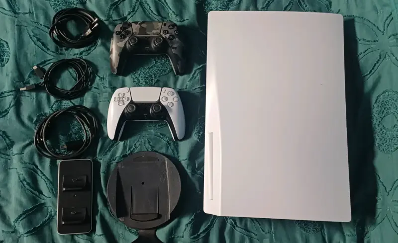 Consola de videojuegos con dos controles y accesorios