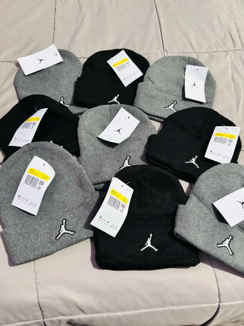 Gorros de lana estilo Jordan en negro y gris - 1