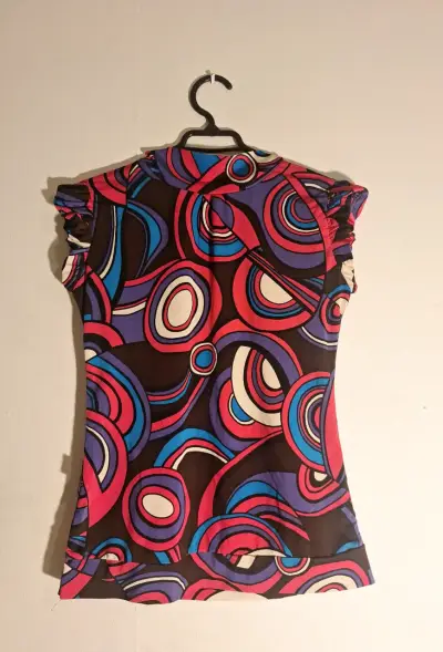 Blusa estampada multicolor con volantes - miniatura 1