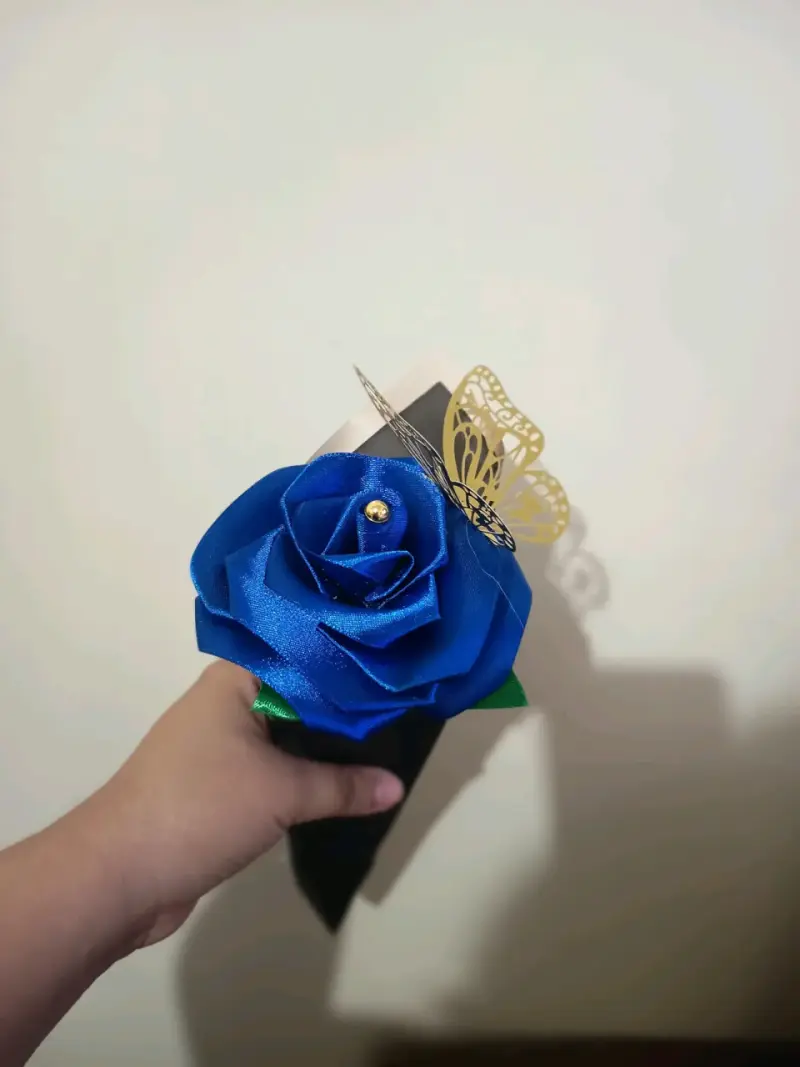 Rosa artificial azul con mariposa decorativa - 1
