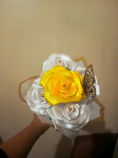 Rosa artificial azul con mariposa decorativa - miniatura 2