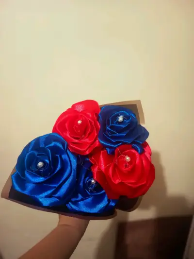 Rosa artificial azul con mariposa decorativa - miniatura 4